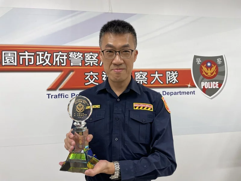 桃市交通警察大隊執法組長連國豐，首創闖紅燈科技執法，今獲頒模範警察獎項，市府模範公務員將於7月頒獎。