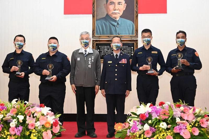 桃市警局今上午頒發模範警察獎項，連國豐（右二）是4名獲獎者之一。